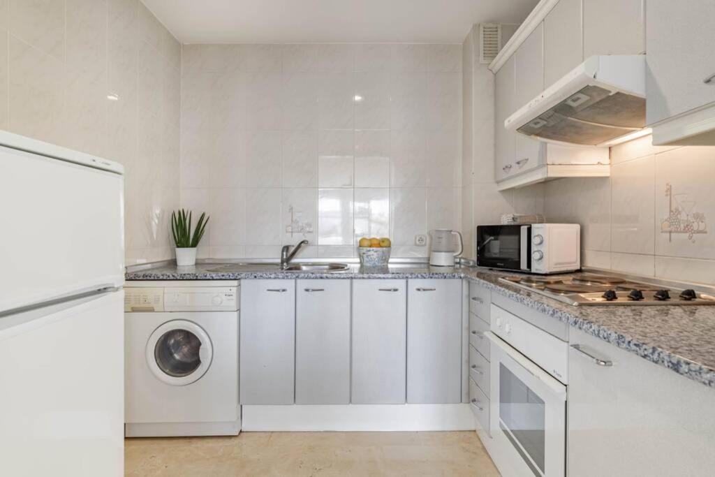 Stylish One Bed Apartment At Matchroom Country Club Фуэнхирола Экстерьер фото